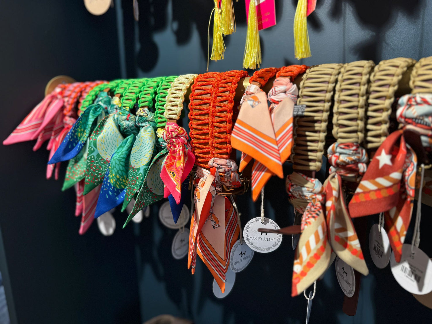 Marley and Me paracord halsbanden met zijden sjaaltjes in verschillende kleuren in de Hondenboetiek
