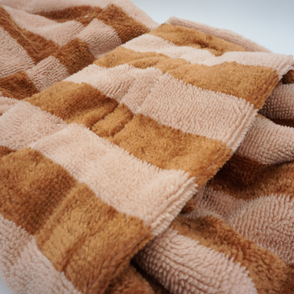 Cozy Stripe Hondenbadjas – Kleding van Stella's Pupcakes | Hondenboetiek (afbeelding 6)