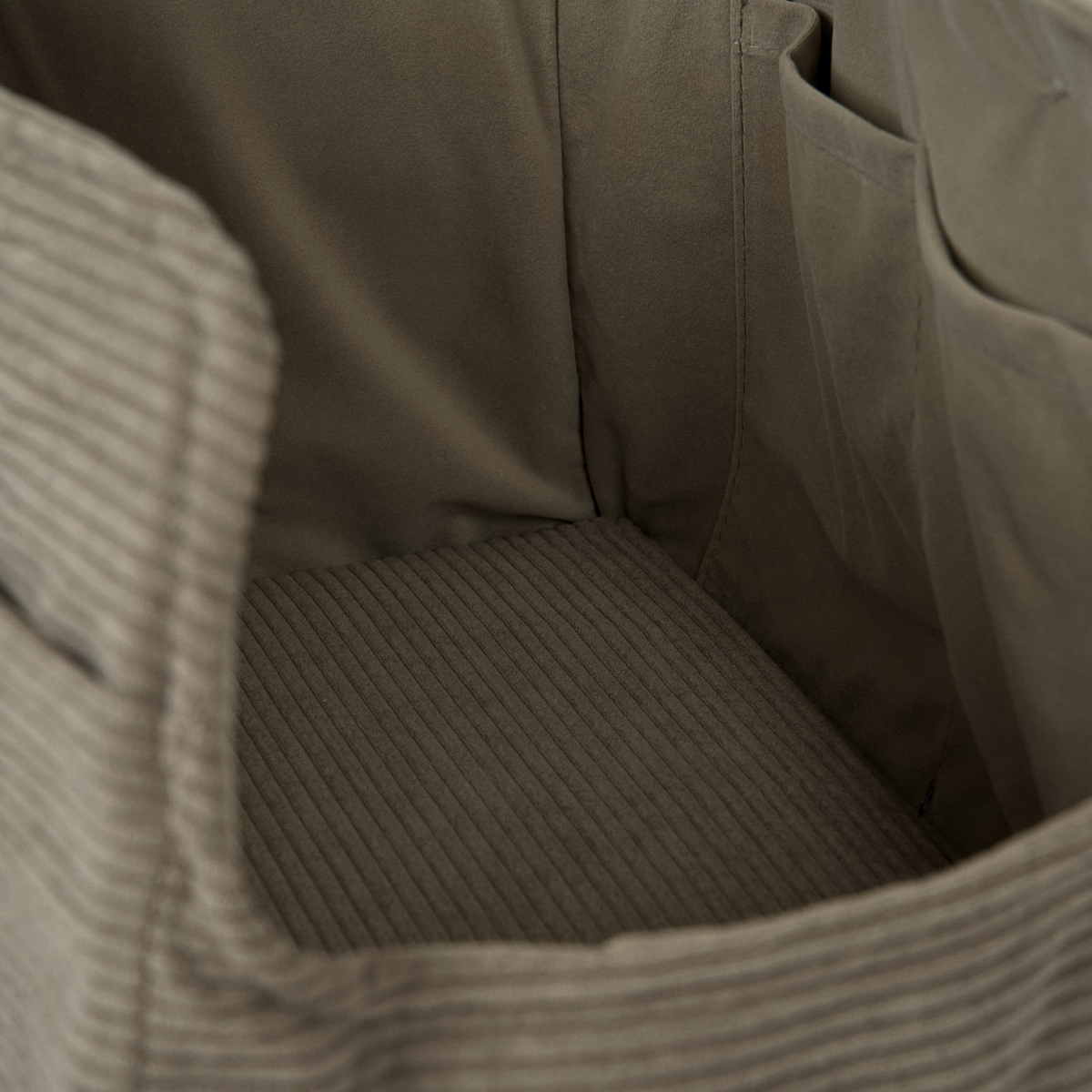 Staey - Vilda draagtas | taupe ribfluweel – Tas van Staey | Hondenboetiek (afbeelding 3)