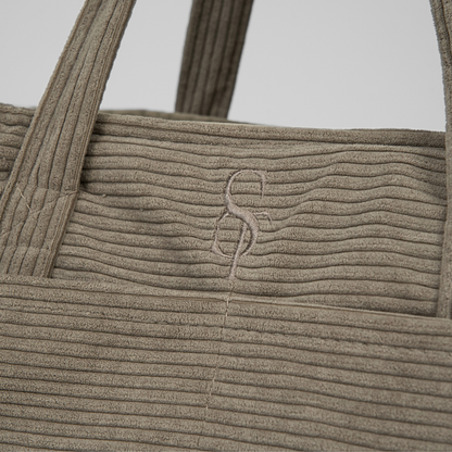 Staey - Vilda draagtas | taupe ribfluweel – Tas van Staey | Hondenboetiek (afbeelding 2)