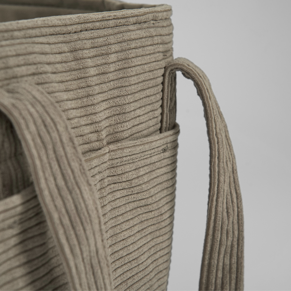 Staey - Vilda draagtas | taupe ribfluweel – Tas van Staey | Hondenboetiek (afbeelding 4)
