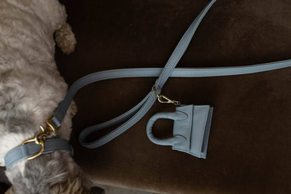 The Dog Musthaves - The Dog Musthaves designer beloningstasje voor hondenkoekjes en poepzakdispenser - lichtblauw