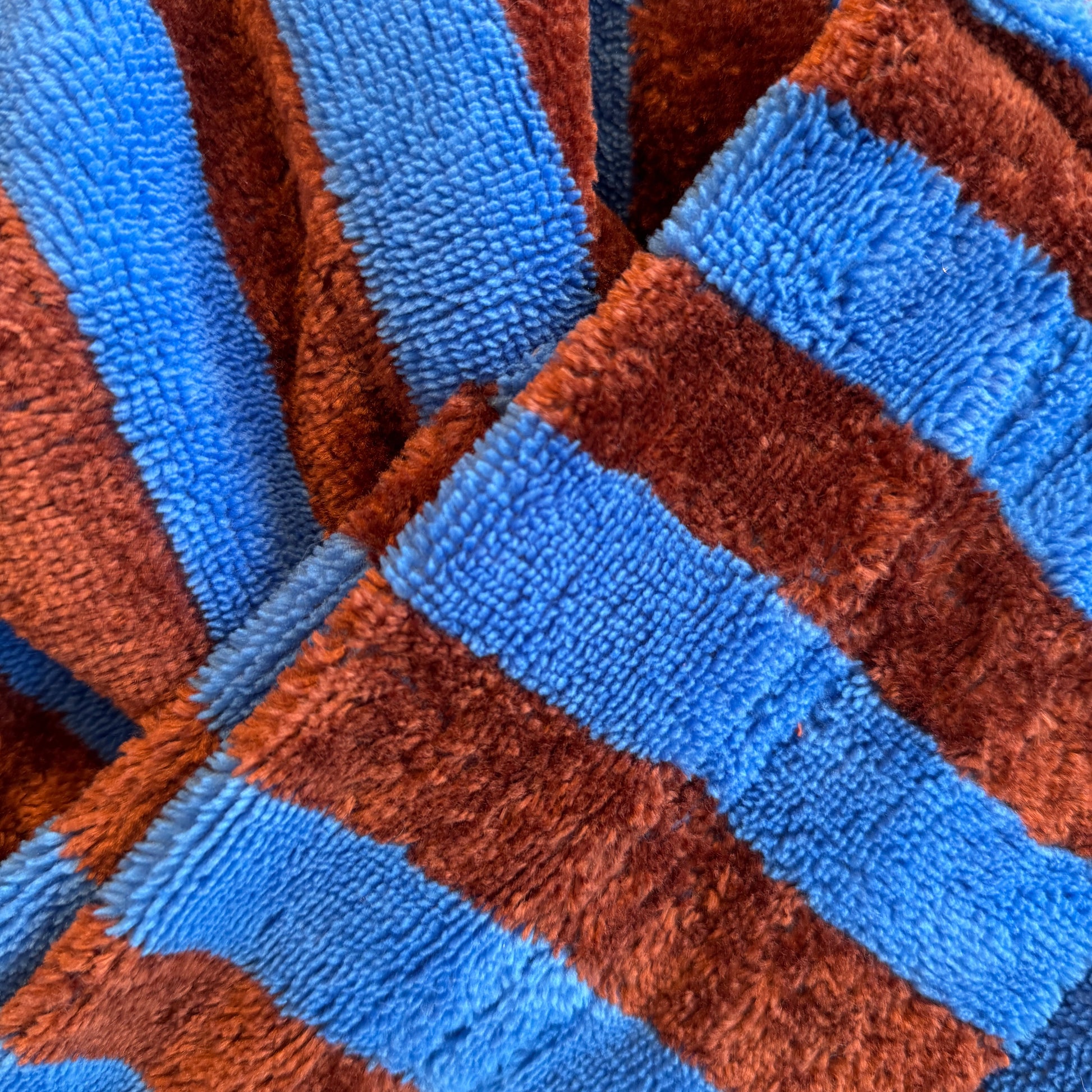 Cozy Stripe Hondenbadjas – Kleding van Stella's Pupcakes | Hondenboetiek (afbeelding 5)