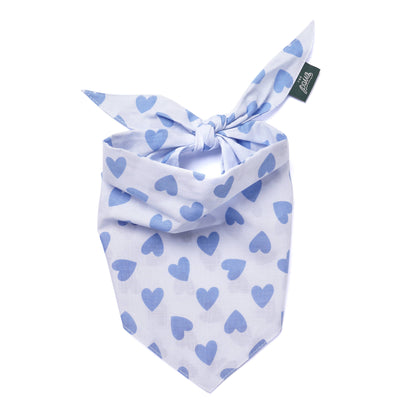 hondenbandana met blauwe hartjes